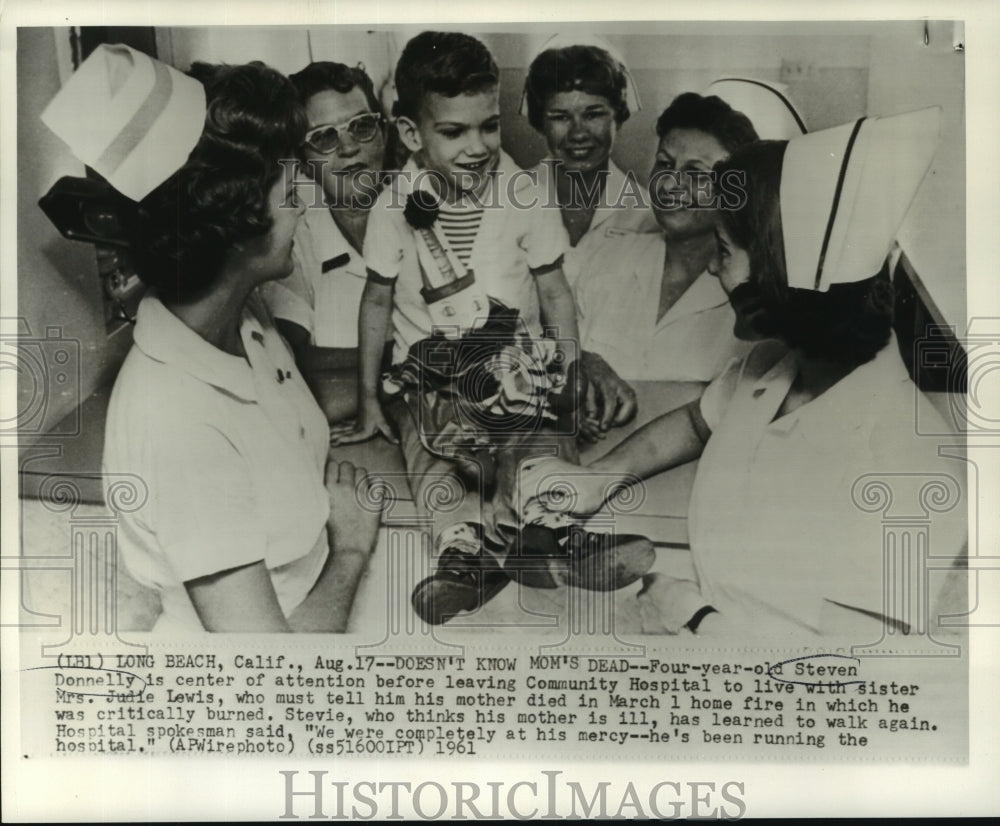 1961 Press Photo Steven Donnelly is center of attention at Community Hospital- Historic Images