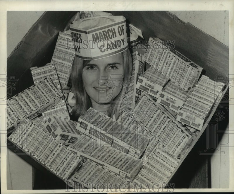 Load image into Gallery viewer, 1967 Press Photo Ann Donnelly, Dominican High, volunteers for March of Dimes.
