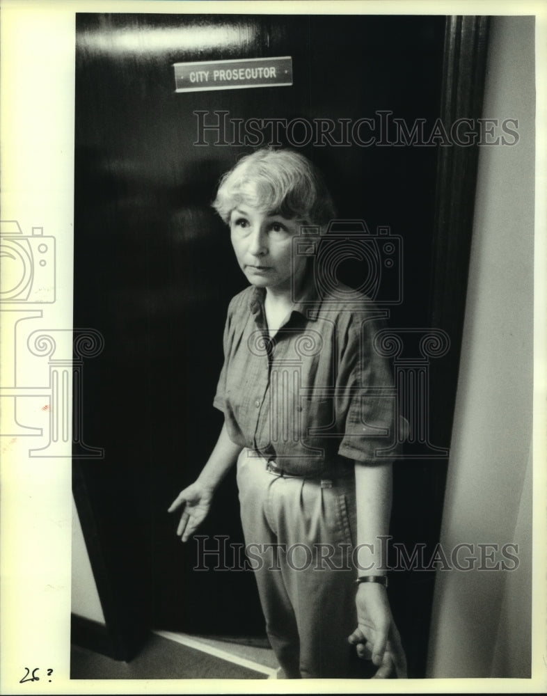 1989 Press Photo Sandy Edmonson, secretary at Slidell City Prosecutors office.- Historic Images