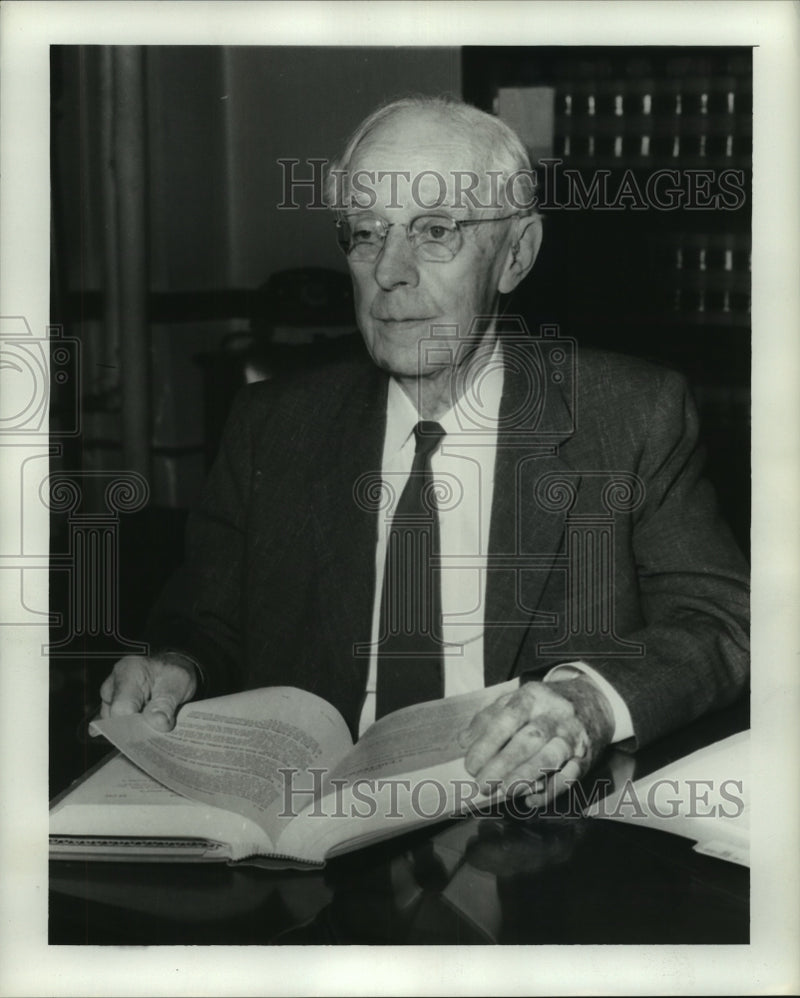 Load image into Gallery viewer, 1957 Press Photo Judge Frank Echezabal - noa95254
