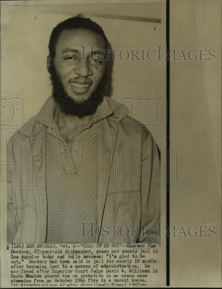 Load image into Gallery viewer, 1967 Press Photo Sherman Pue Dockery out from Los Angeles jail after 10 months
