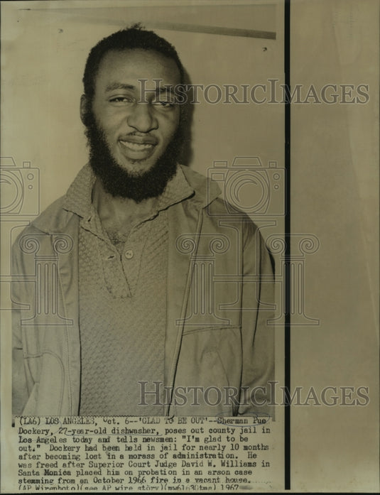 1967 Press Photo Sherman Pue Dockery out from Los Angeles jail after 10 months
