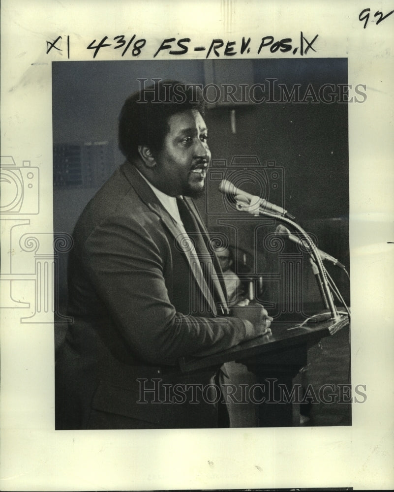 1976 Press Photo Terrence R. Duvernay makes a speech- Historic Images