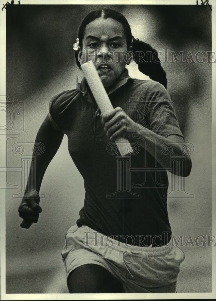 1983 Press Photo Michella Duplechain, Lakeshore sprinter competes at track meet