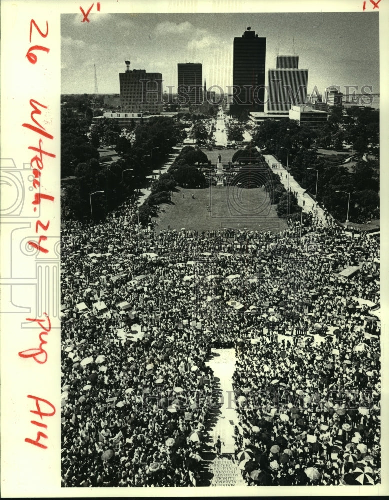 1985 Press Photo Louisiana Association of Educators members rally in Baton Rouge