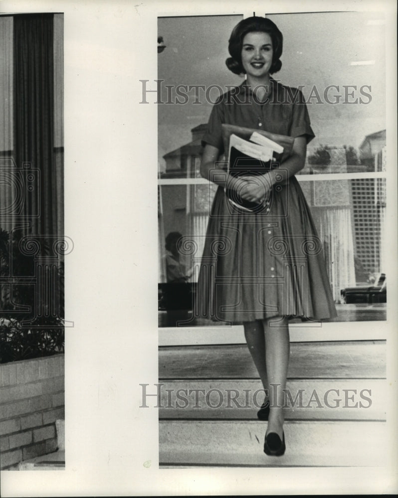 1963 Press Photo Elaine leaving her dorm, South Hall, Louisiana State University