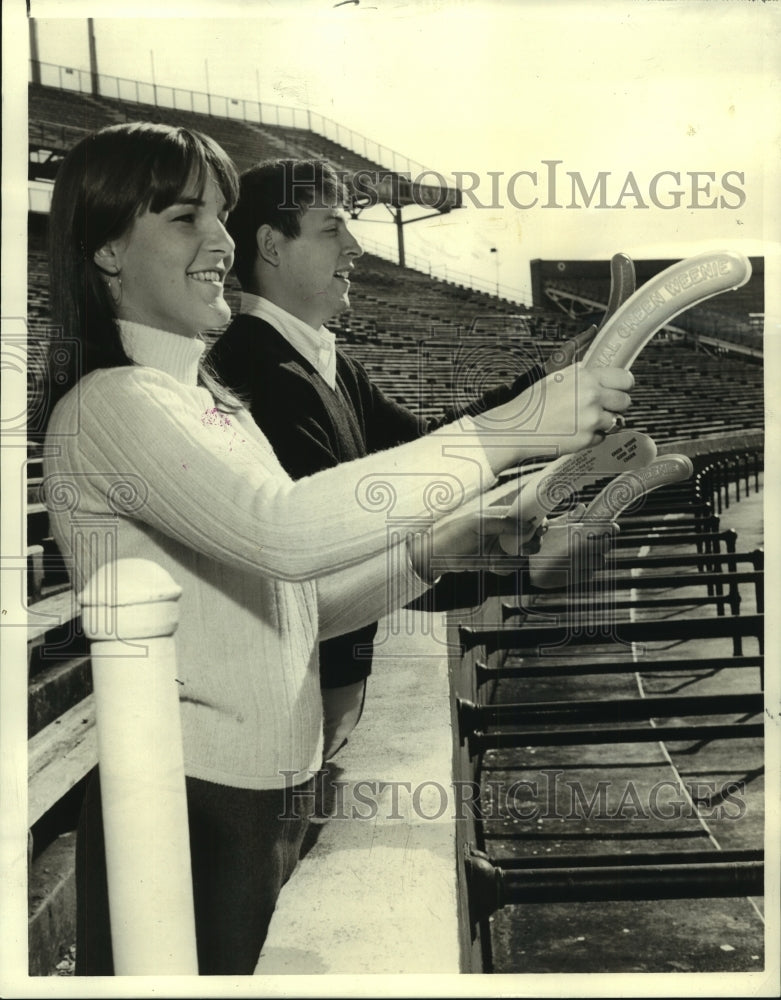 Load image into Gallery viewer, 1966 Press Photo Tulane's "Green Weenie" Salesmen Sally Dupuy and Steve Baron
