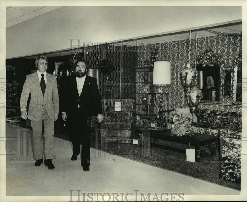Load image into Gallery viewer, 1973 Press Photo Richard Edenfield, and Al Honeyman, managers at "Levitz."
