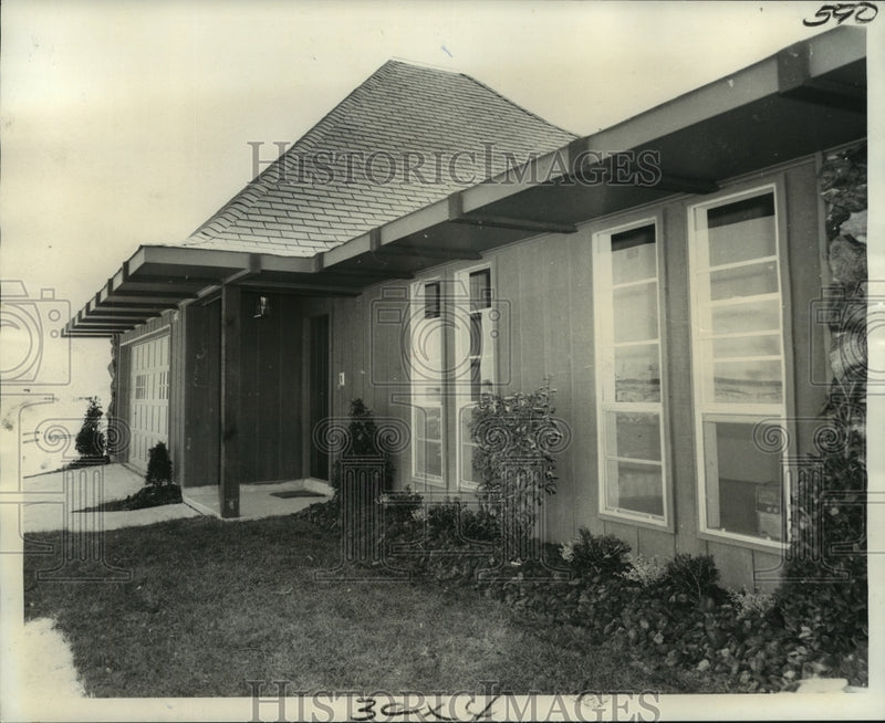 Load image into Gallery viewer, 1973 Press Photo Eden Isles trends toward more informal living, New Orleans
