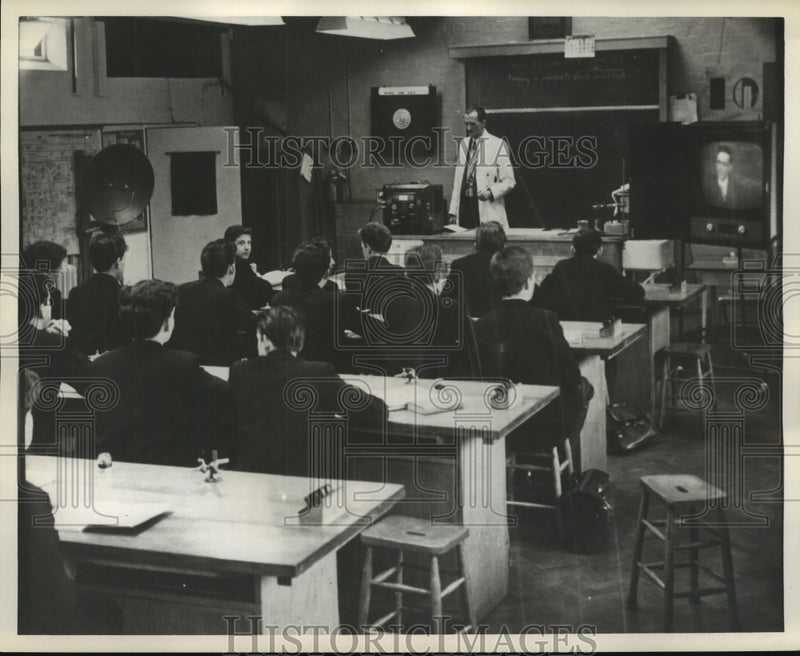 Load image into Gallery viewer, 1963 Press Photo English boys' school science class watch closed circuit TV
