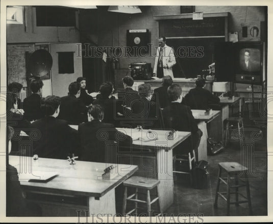 1963 Press Photo English boys' school science class watch closed circuit TV