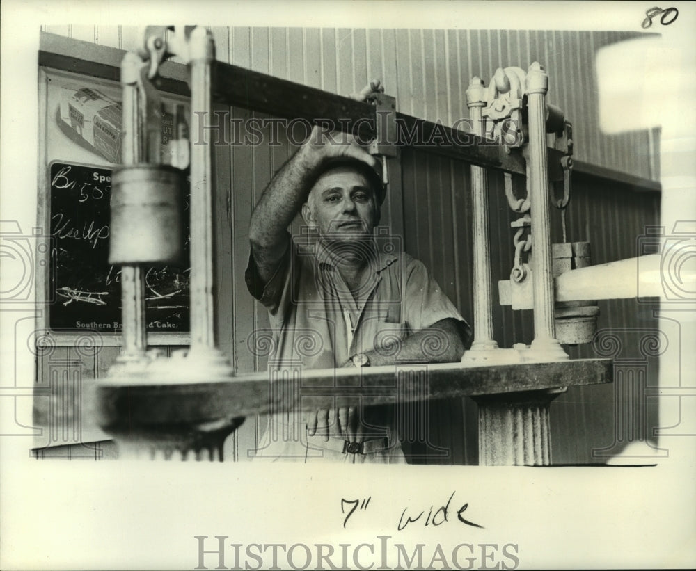 1975 Press Photo Walter Edler worker for Dixie Brewery - noa95918