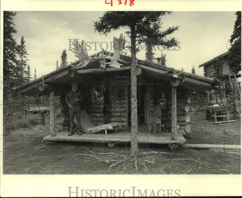 1983 Press Photo Harry Eastwood in the log cabin he built - noa95941
