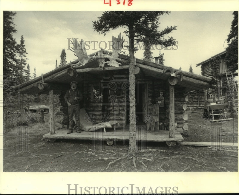 Load image into Gallery viewer, 1983 Press Photo Harry Eastwood in the log cabin he built - noa95941
