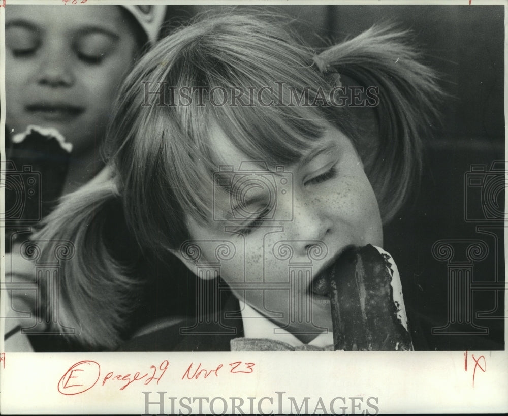 1969 Press Photo Youngsters eat their chocolate ice cream bar after the tour