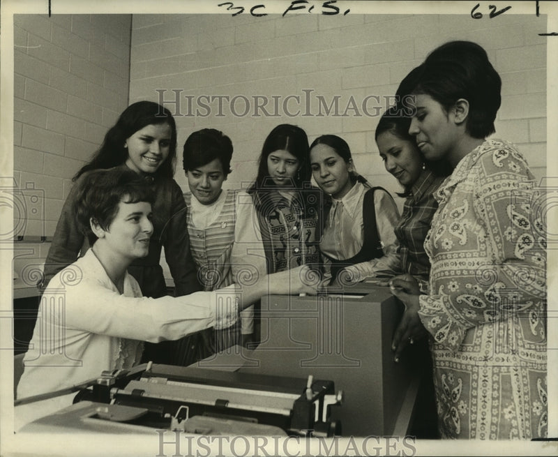 Load image into Gallery viewer, 1970 Press Photo Lucy Rushing with exchange students from Guayaguil, Ecuador
