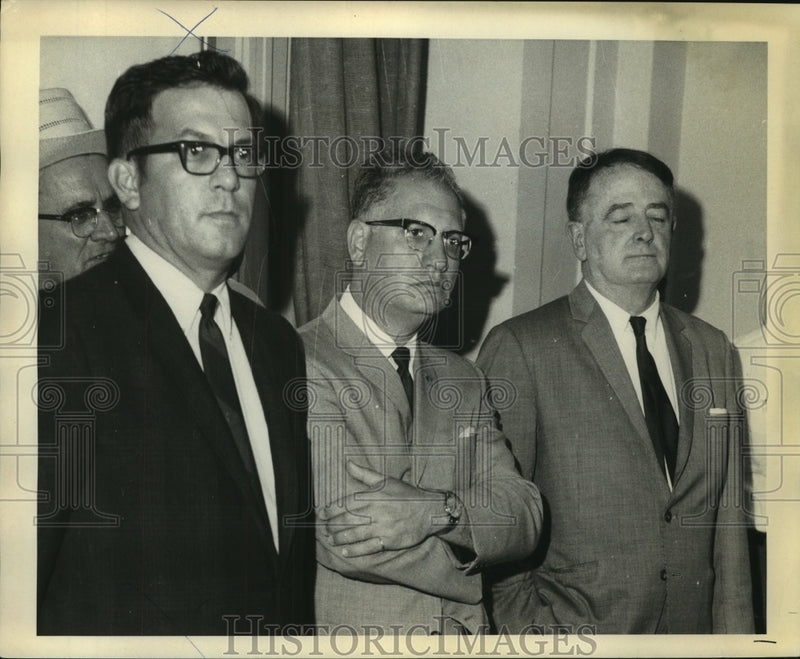 Load image into Gallery viewer, 1969 Press Photo Senator Claude Duval attending a convention - noa96181
