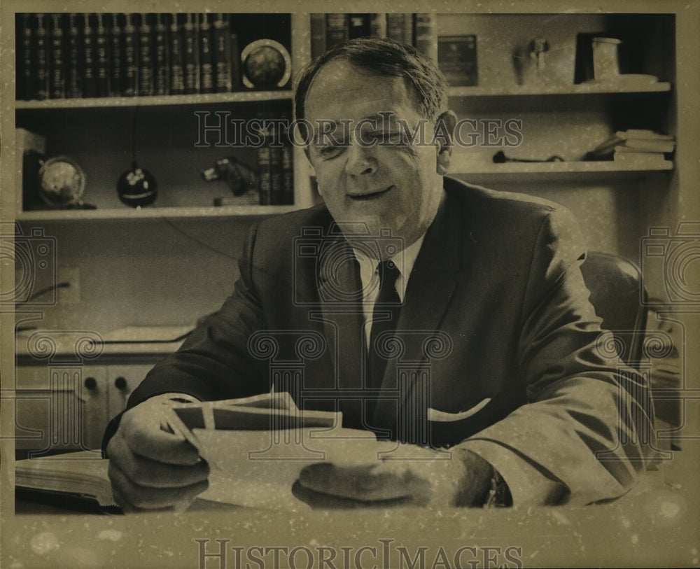 1971 Press Photo Claude Duval looks at pictures. - noa96185