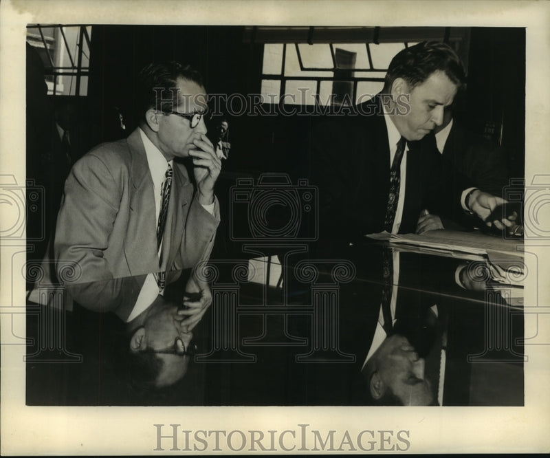 Load image into Gallery viewer, 1953 Press Photo Willie Dupont and Attorney Matt Braniff - noa96262
