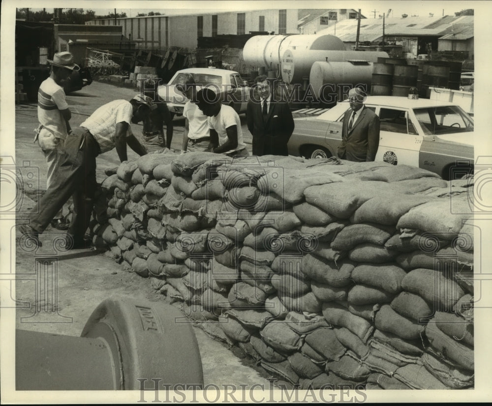 1968 Press Photo Men Stack Sandbags Along Levee - noa96359