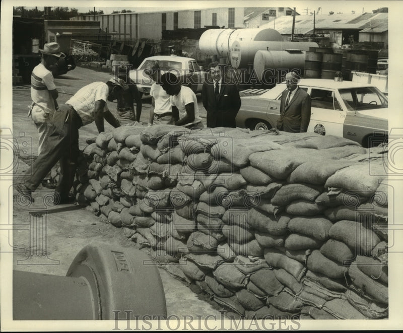 Load image into Gallery viewer, 1968 Press Photo Men Stack Sandbags Along Levee - noa96359
