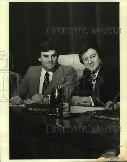 1985 Press Photo Mike Early during press conference- Historic Images