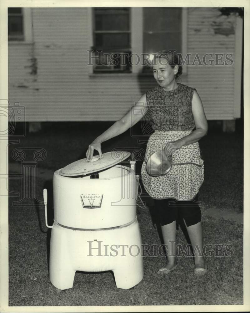 1962 Press Photo Mrs. Joy Eason holds old-fashioned washer used to mix clay- Historic Images