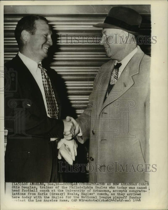 1949 Press Photo Earle Neale congratulates Otis Douglas in Los Angeles- Historic Images