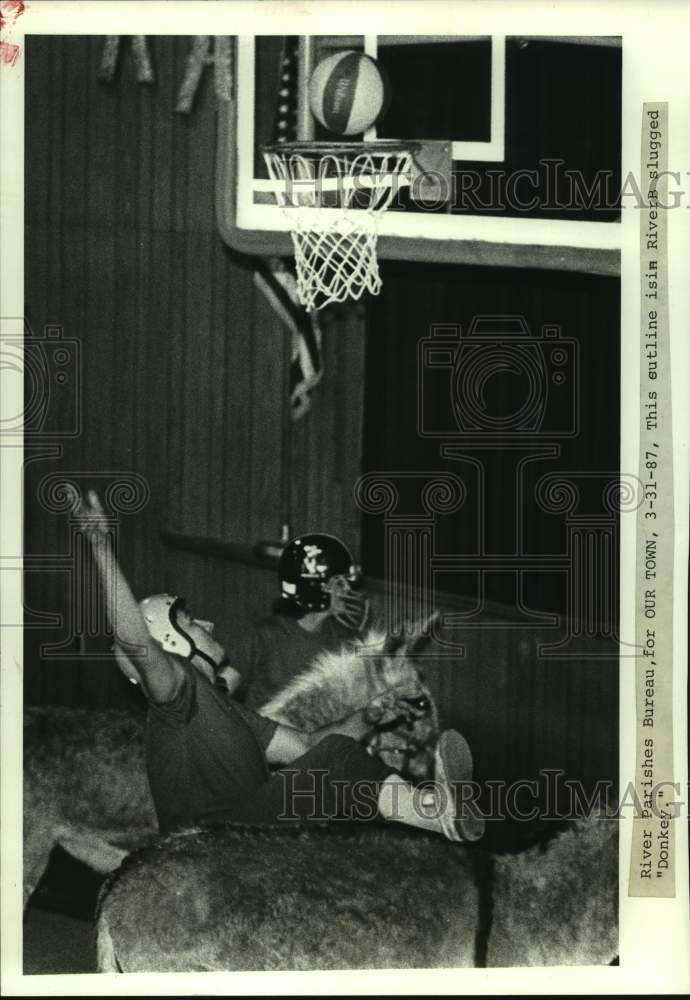 1987 Press Photo Donkey basketball players during the game - noa96625- Historic Images