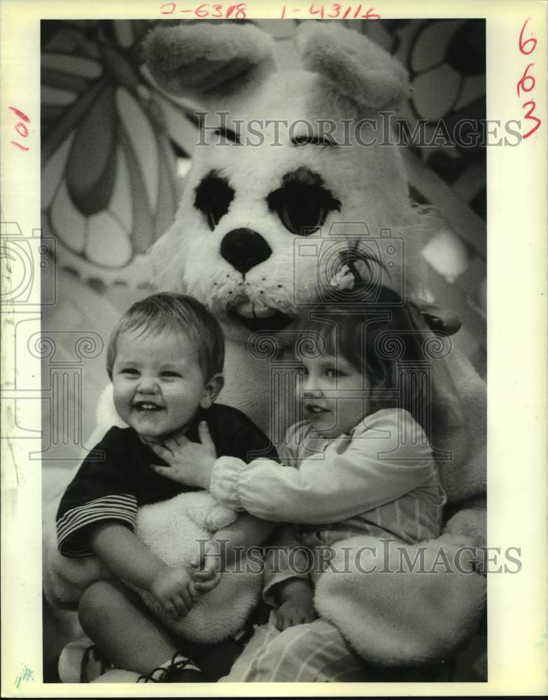 Load image into Gallery viewer, 1989 Press Photo Alexandra and Andrew Bautsch pose with Easter Bunny in Metairie
