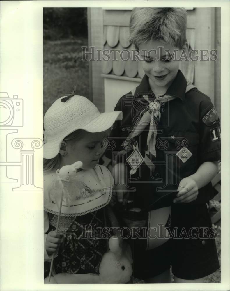 1990 Press Photo Emily & her brother Bradley Creel during Easter Egg hunt- Historic Images