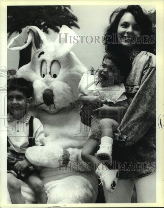 1995 Press Photo Easter Bunny at annual breakfast in Our Lady of Prompt Succor- Historic Images
