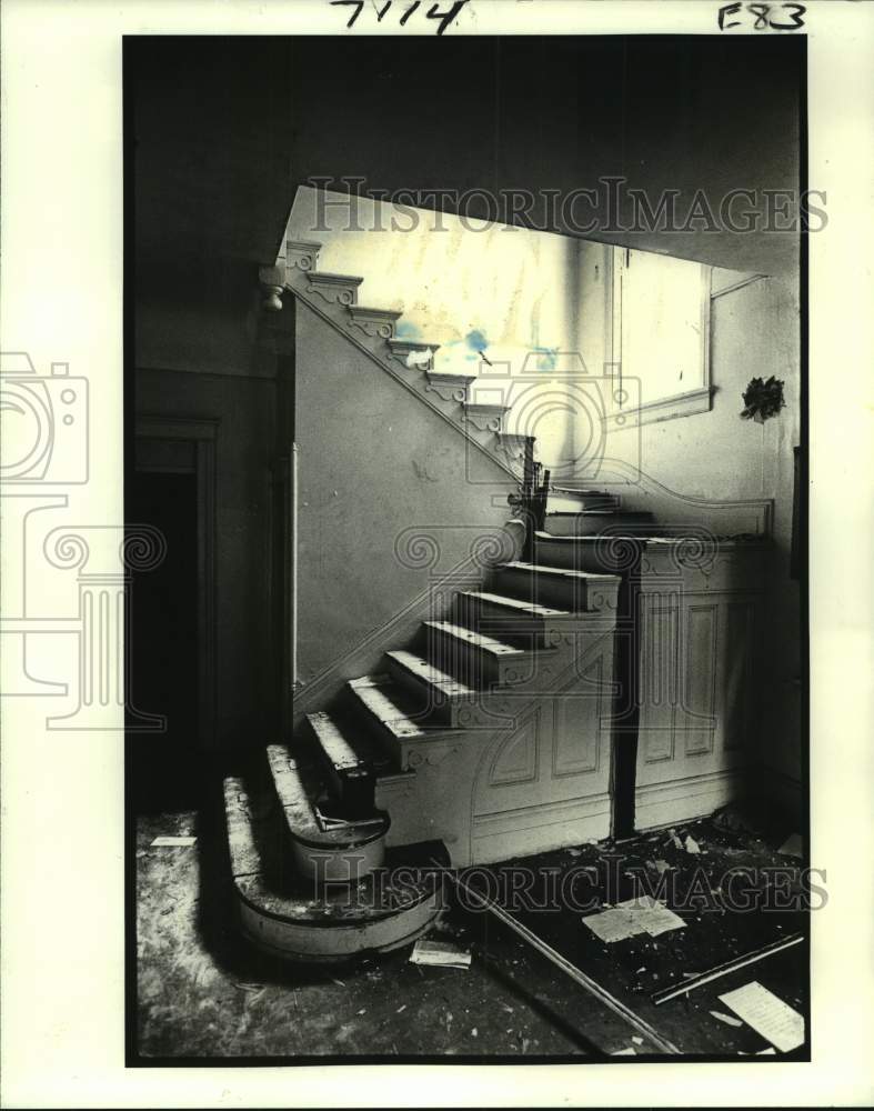 1981 Press Photo Stairs left in the ransacked foyer of Ecole Classique&#39;s home- Historic Images