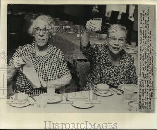 1961 Press Photo Dr. Irene Dunn & Dorothy Thomas, passengers from Santa Maria- Historic Images