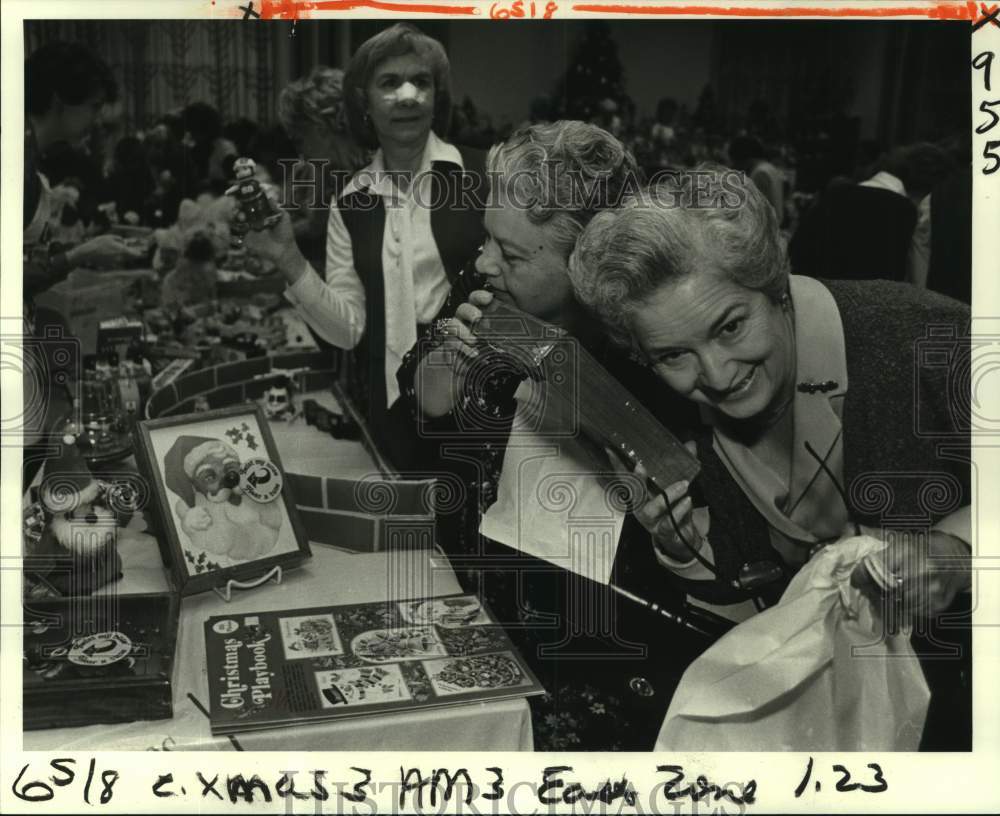 1980 Press Photo Ladies browse toys at East Jefferson Hospital&#39;s Holiday Spree- Historic Images