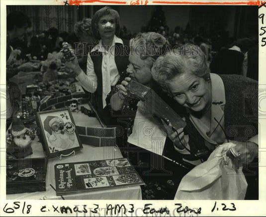 1980 Press Photo Ladies browse toys at East Jefferson Hospital's Holiday Spree- Historic Images