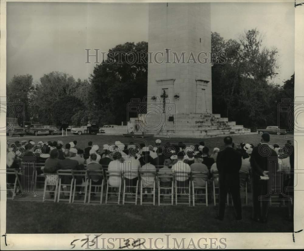 1962 Press Photo Crows during Easter services at Chalmette National Monument- Historic Images