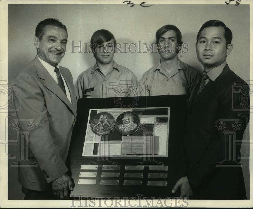 1972 Press Photo Jesuit Blue Jays members show the William Schriever plaque- Historic Images