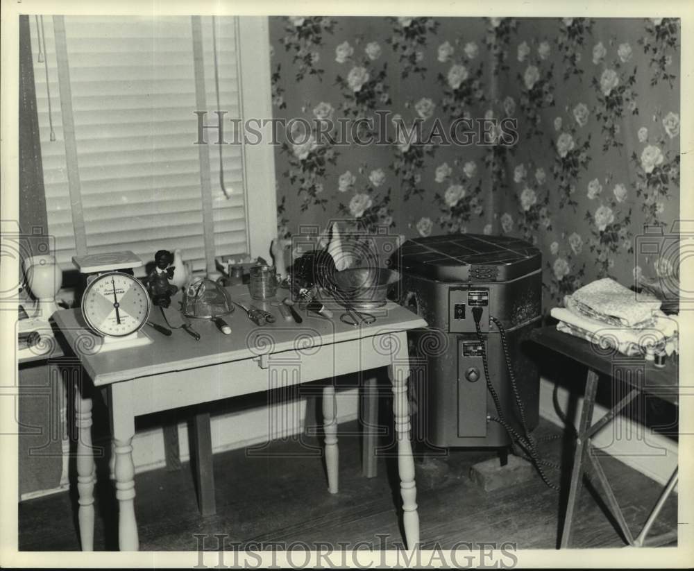 1962 Press Photo Kitchen utensils Mrs. Eason uses in her doll hobby- Historic Images