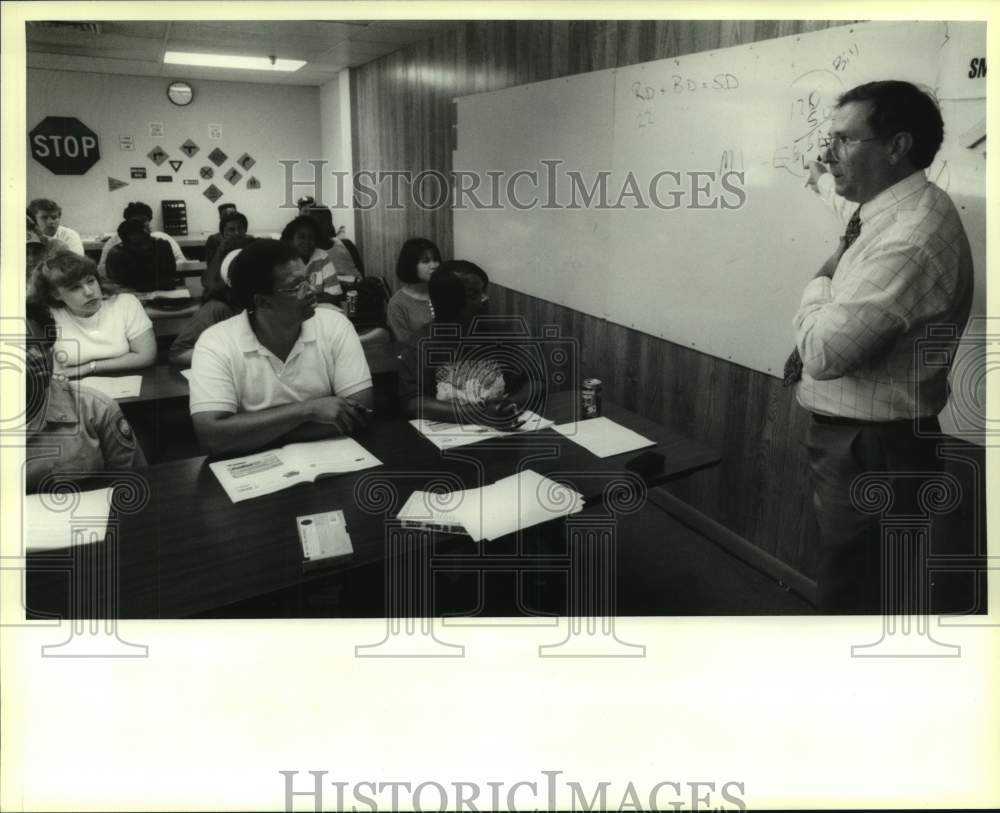 1993 Press Photo Bill Turner speaks at Safe driving class at N. Hennessey Street- Historic Images