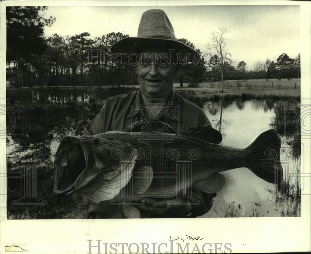 1985 Press Photo Harold Dunaway shows off state-record 12-pound bass catch- Historic Images