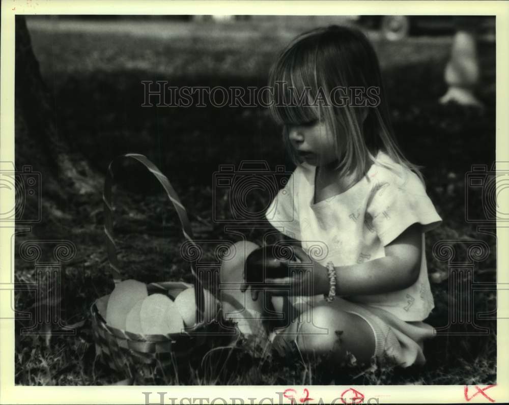 1989 Press Photo Jessica Retit counts Easter eggs found during Easter egg hunt- Historic Images