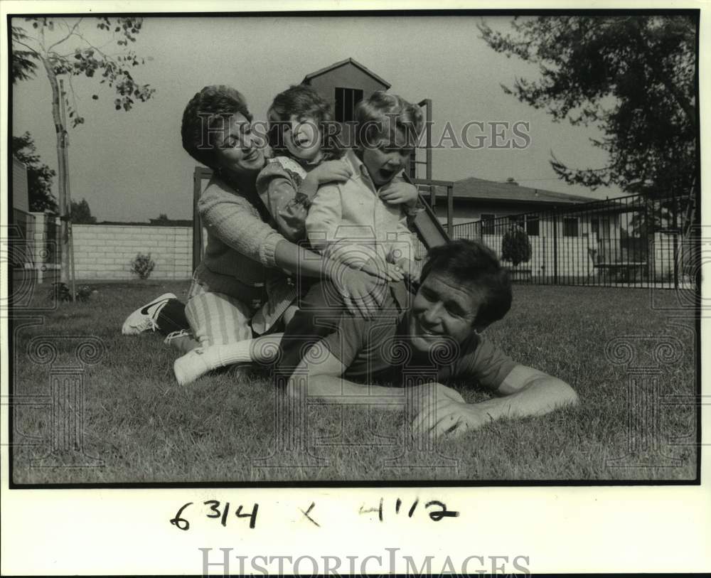 1983 Press Photo Jockey Eddie Delahoussaye with his wife and children- Historic Images