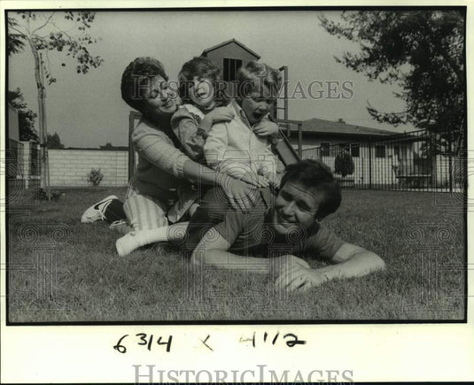 1983 Press Photo Jockey Eddie Delahoussaye with his wife and children- Historic Images