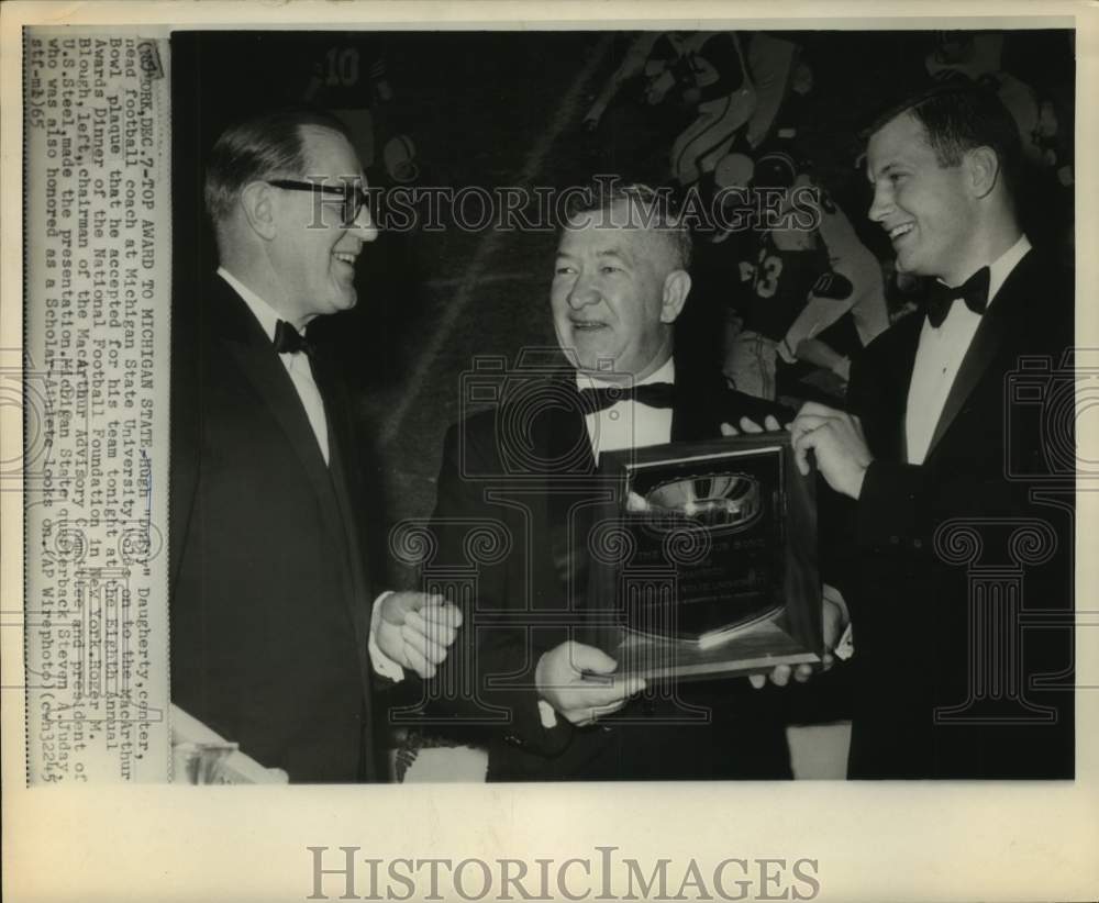 1965 Press Photo Football Hugh Daugherty accepts MacArthur Bowl plaque- Historic Images