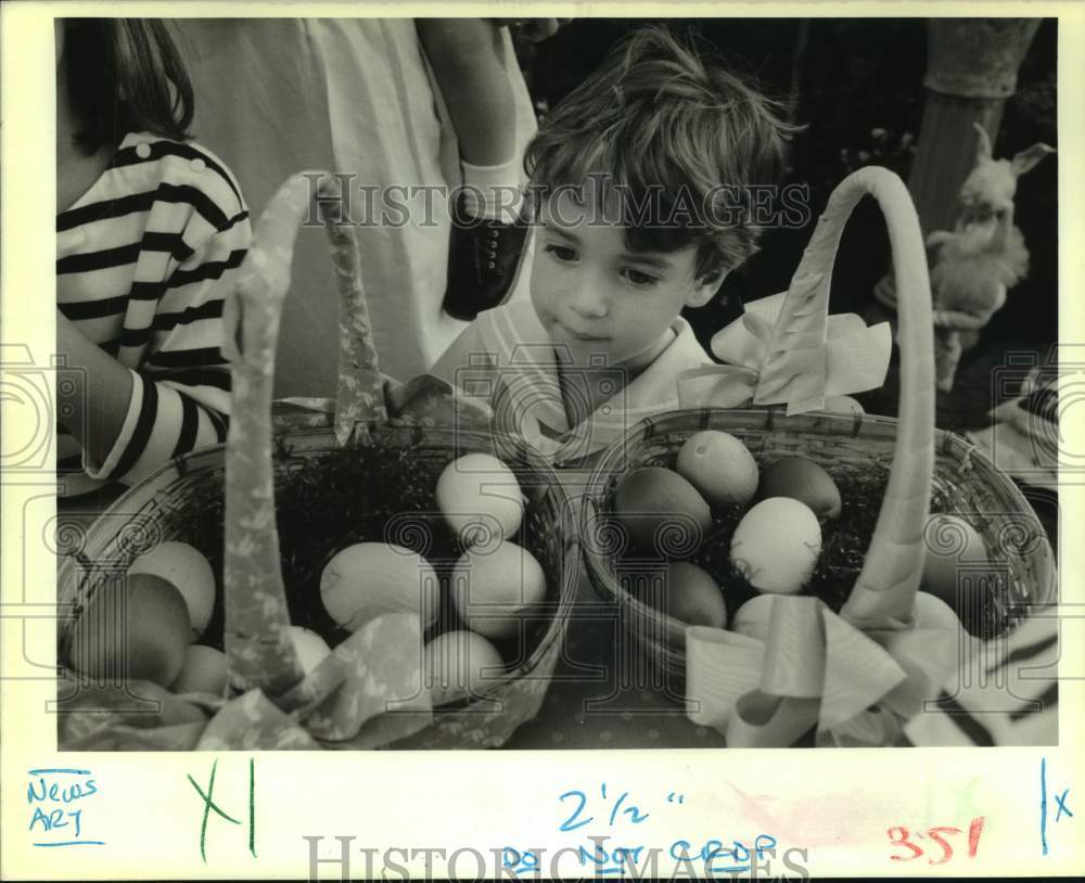 1989 Press Photo Youngsters shown with Easter eggs- Historic Images