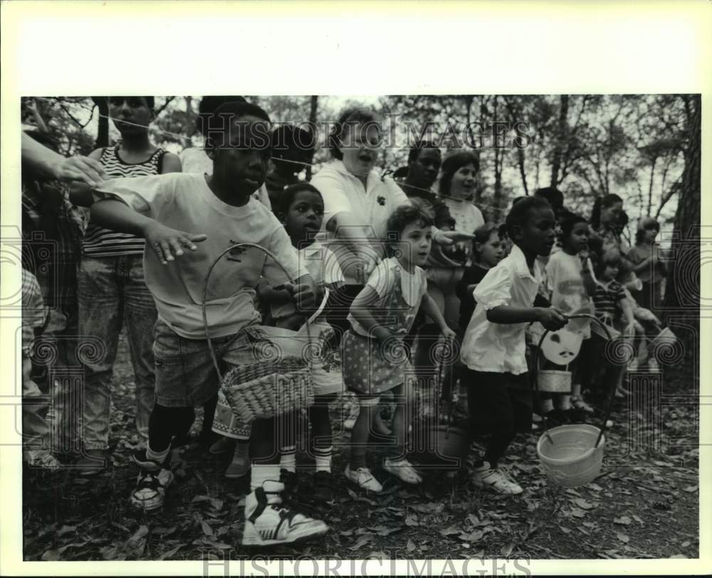 1991 Press Photo Children during Slidell Boys Club Easter Egg hunt in Slidell