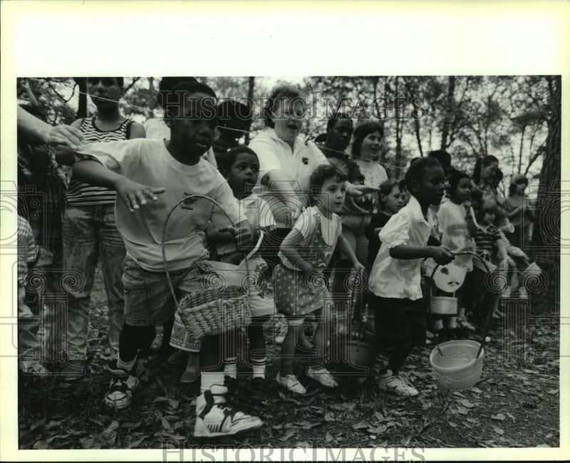 Load image into Gallery viewer, 1991 Press Photo Children during Slidell Boys Club Easter Egg hunt in Slidell
