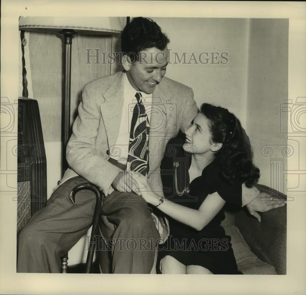 1947 Press Photo Edward Duplantier enjoys chatting with date- Historic Images