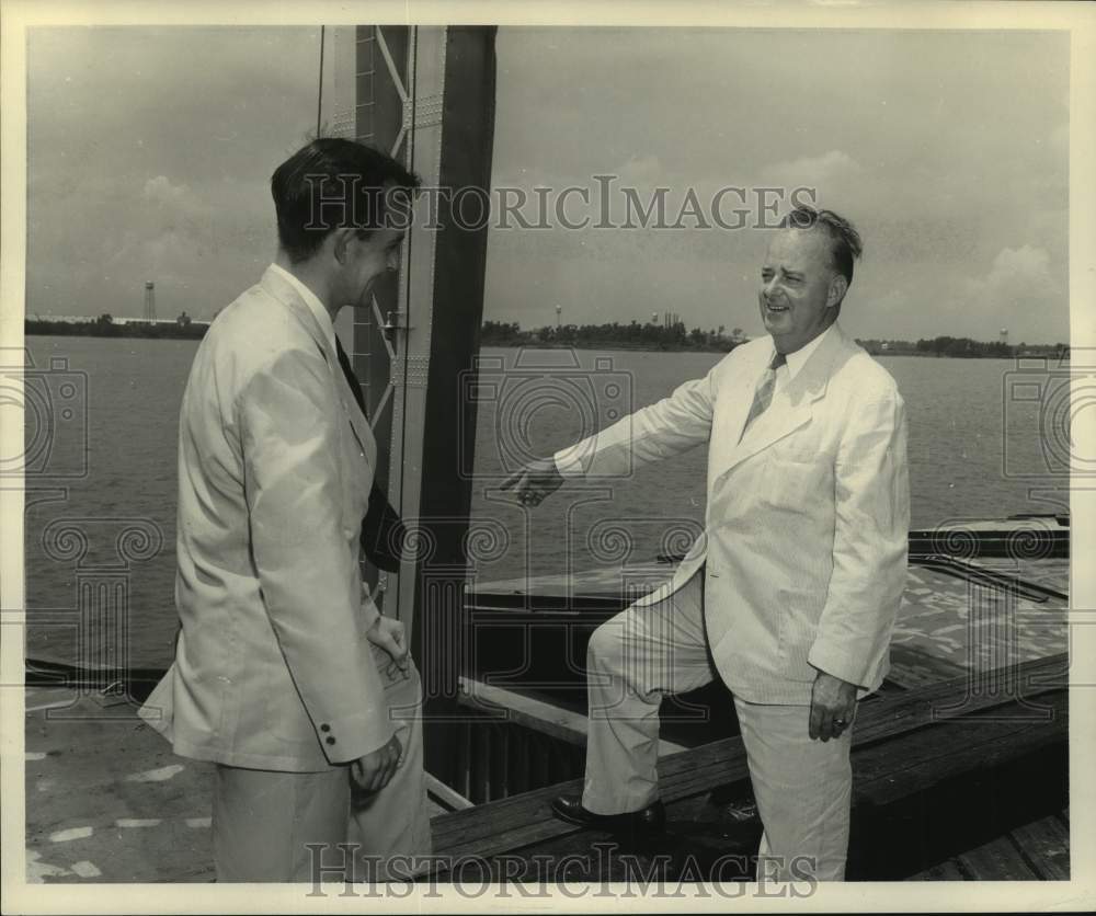 1954 Press Photo Delegates examine the grain barges at Public Grain Elevator- Historic Images